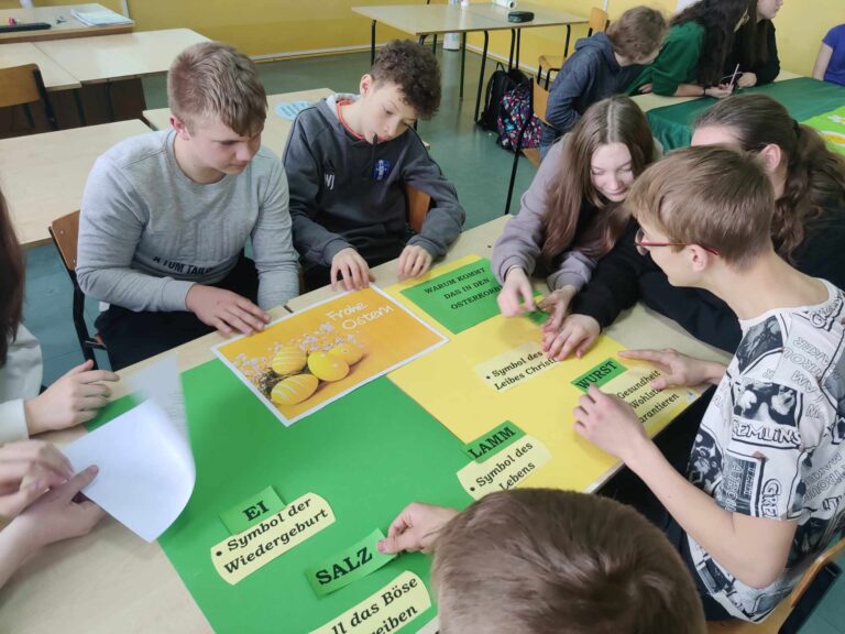 Uczniowie klasy VIII podczas wykonania zadania – symbole wielkanocne w języku niemieckim. 