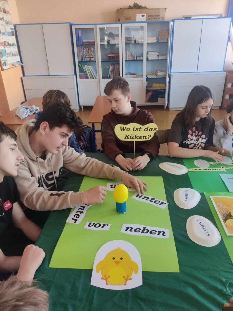 Uczniowie klasy VII podczas wykonania zadania: Wo ist das Küken? (Gdzie jest kurczak?)