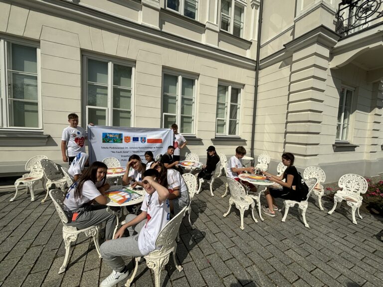 Uczniowie grają w grę No Fault Zone przed Europejskim Centrum Artystycznym w Sannikach.