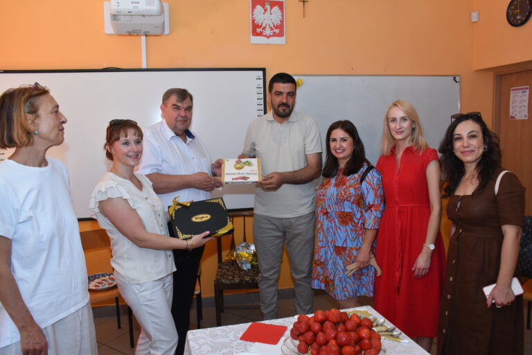 Wręczenie prezentów przez nauczycieli z Turcji.
