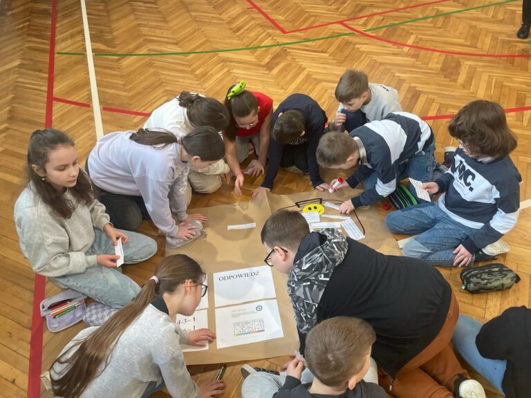 Praca w grupach-odkrywanie zasad obowiązujących w komunikacji internetowej