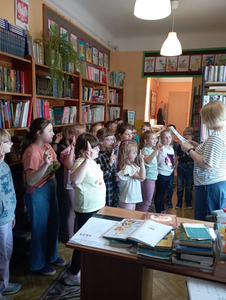 Dzieci z kl. I składają ślubowanie na czytelnika biblioteki
