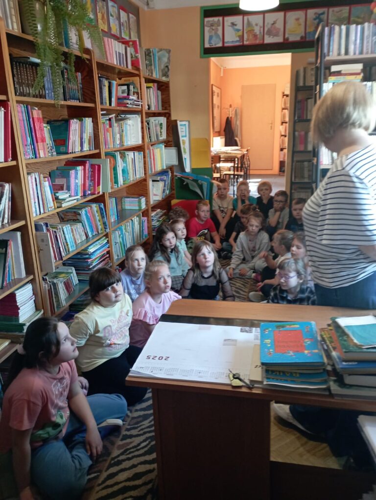 Dzieci z kl. I słuchają informacji o bibliotece
