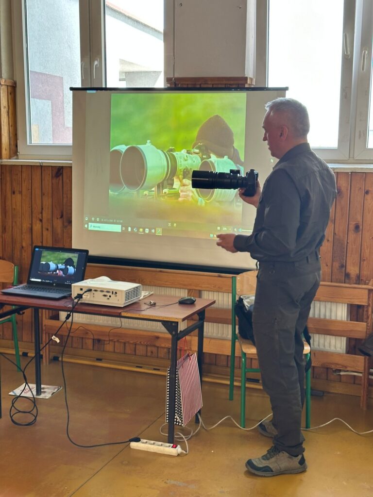 Pan Krzysztof opowiada o sprzęcie wykorzystywanym w fotografii przyrodniczej.