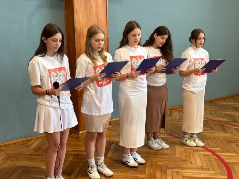 Uczennice klasy VIII śpiewają piosenkę „Witaj majowa jutrzenko”.