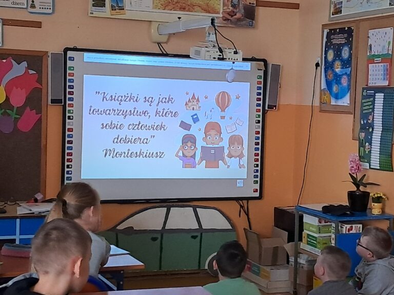 Uczniowie kl. II oglądają prezentację o historii książki
