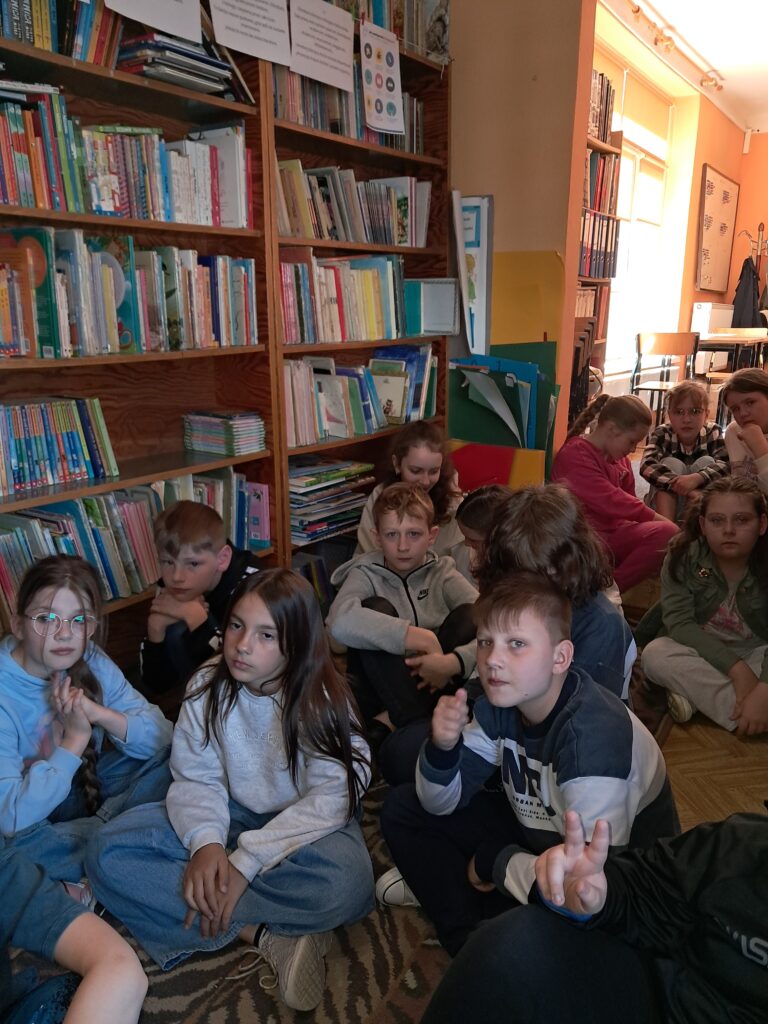 Uczniowie kl. IIIa podczas spotkania w bibliotece