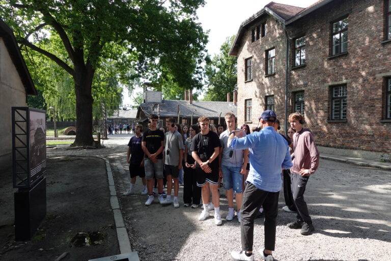 Przewodnik opowiada o orkiestrze obozowej Auschwitz