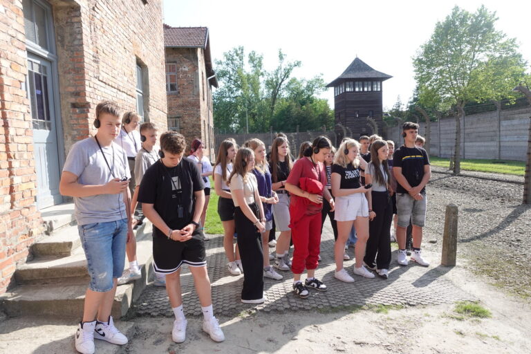Przewodnik opowiada o zabezpieczeniach przed ucieczką więźniów z obozu