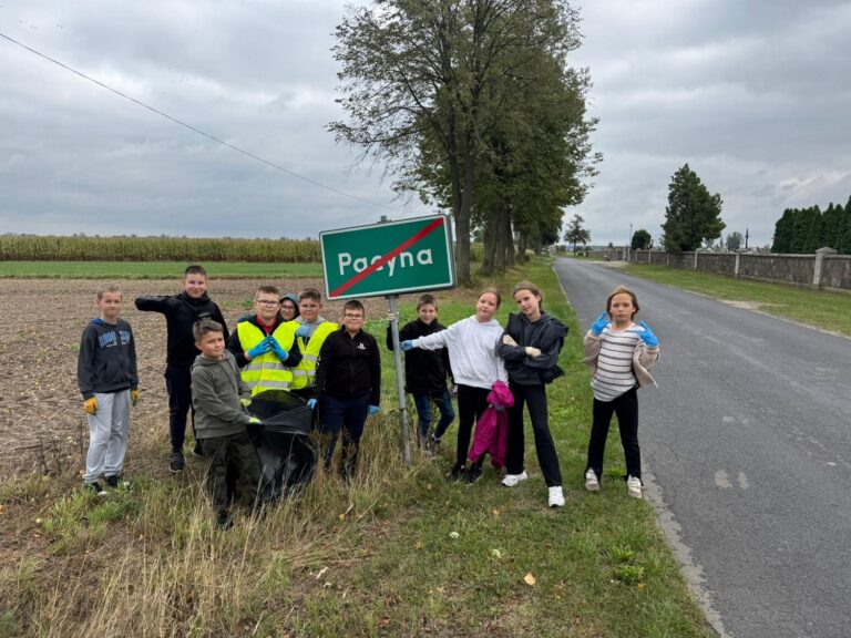 Pamiątkowa fotografia klasy IVb na wyznaczonym terenie