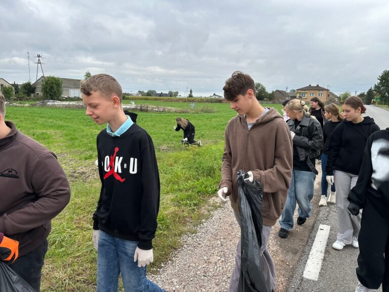 Uczniowie klasy VIII zbierają śmieci.