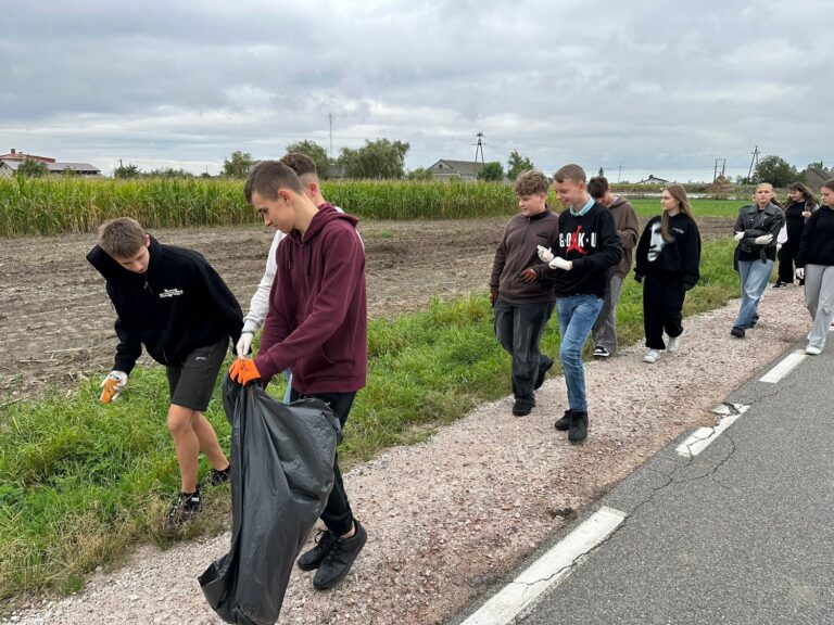 Uczniowie klasy VIII zbierają śmieci.