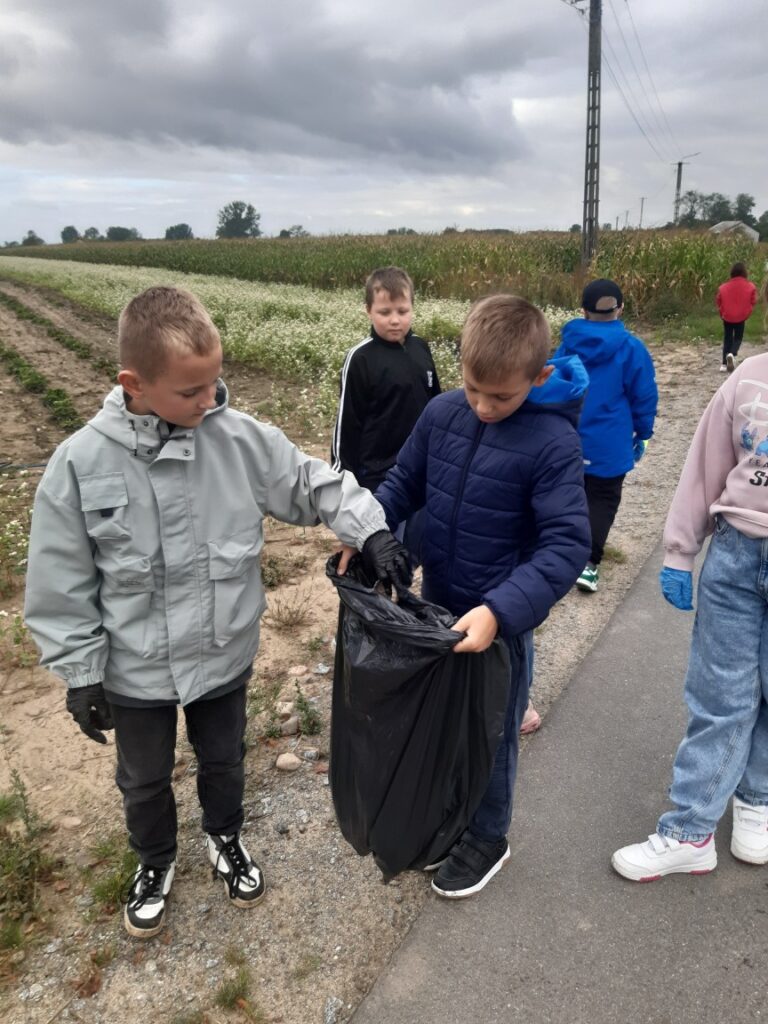Uczniowie klasy III przy pracy.