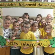 Klasa II podczas obchodów Dnia Uśmiechu.
