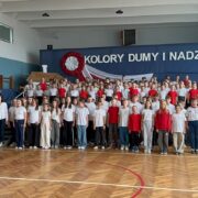 Społeczność szkolna podczas wykonywania „Mazurka Dąbrowskiego”