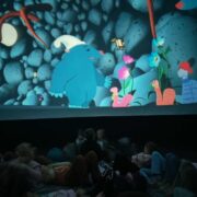 Klasa I i III podczas wyświetlania bajki edukacyjnej.