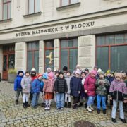 Uczniowie przed muzeum