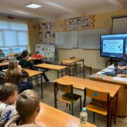 Uczniowie klasy VII w czasie zajęć „Zdrowe technologie”