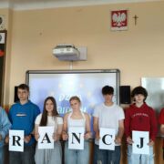Uczniowie klasy VIII w barwach flagi Francji