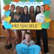 Klasa VII podczas zajęć z pedagogiem specjalnym na temat: Przyjaźń – jak dbać o relacje rówieśnicze?