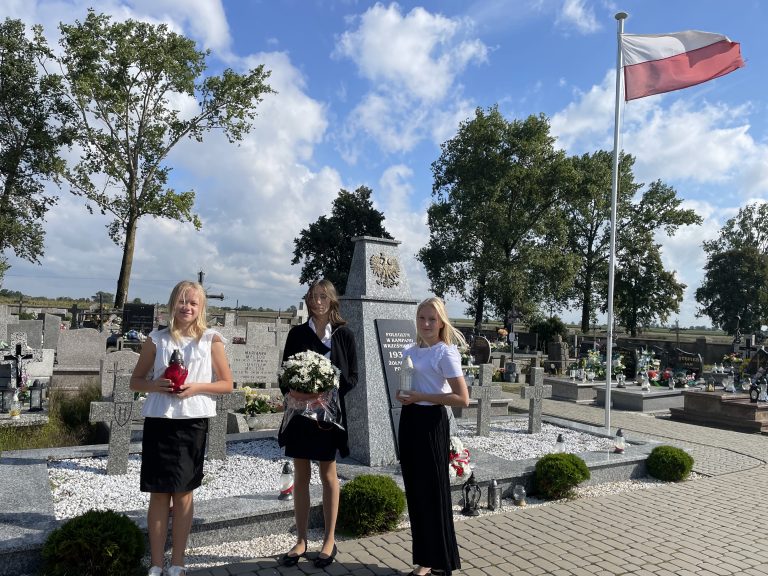 Uroczystość rozpoczęcia roku szkolnego 2021/2022. Złożenie kwiatów na Grobie Nieznanego Żołnierza.