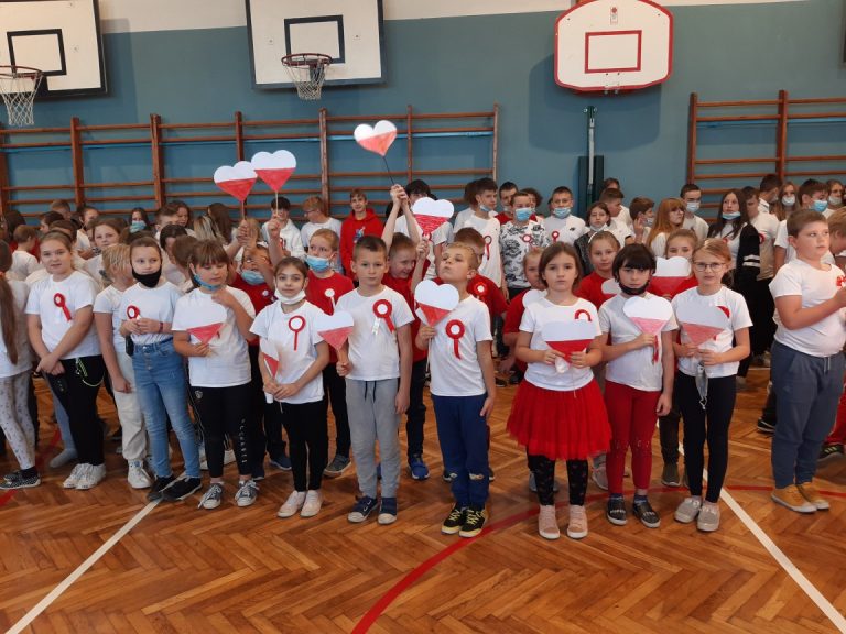 Uczniowie śpierwjący Hymn