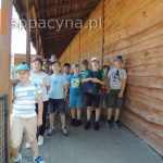 Wspólna fotografia uczniów klasy czwartej na wycieczce w ZOO Safari Borysew.