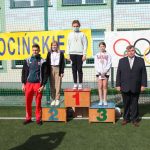 Zwyciężczynie biegu na 60 metrów – rocznik 2009, Mistrz Olimpijski z Tokio i Dyrektor Szkoły w Pacynie pozują do zdjęcia