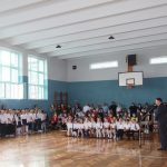 Uczniowie podczas rozpoczęcia roku szkolnego na sali gimnastycznej. Przemowa Wójta Gminy Pacyna