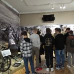 Zdjęcie przedstawia uczniów klasy ósmej podczas zajęć na ekspozycji w Muzeum Bitwy nad Bzurą.
