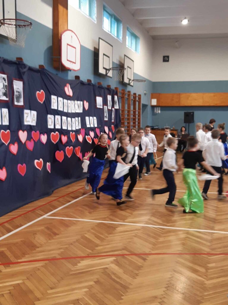 Uczniowie klas I - III   w  tańcu mazurek.