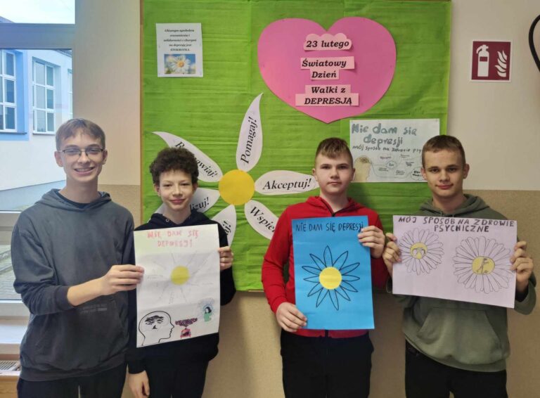 Uczniowie klasy VIII z plakatami „Nie dam się depresji – mój sposób na zdrowie psychiczne”