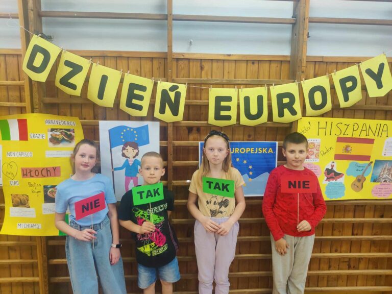 Uczniowie klasy III b podczas obchodów Dnia Europy