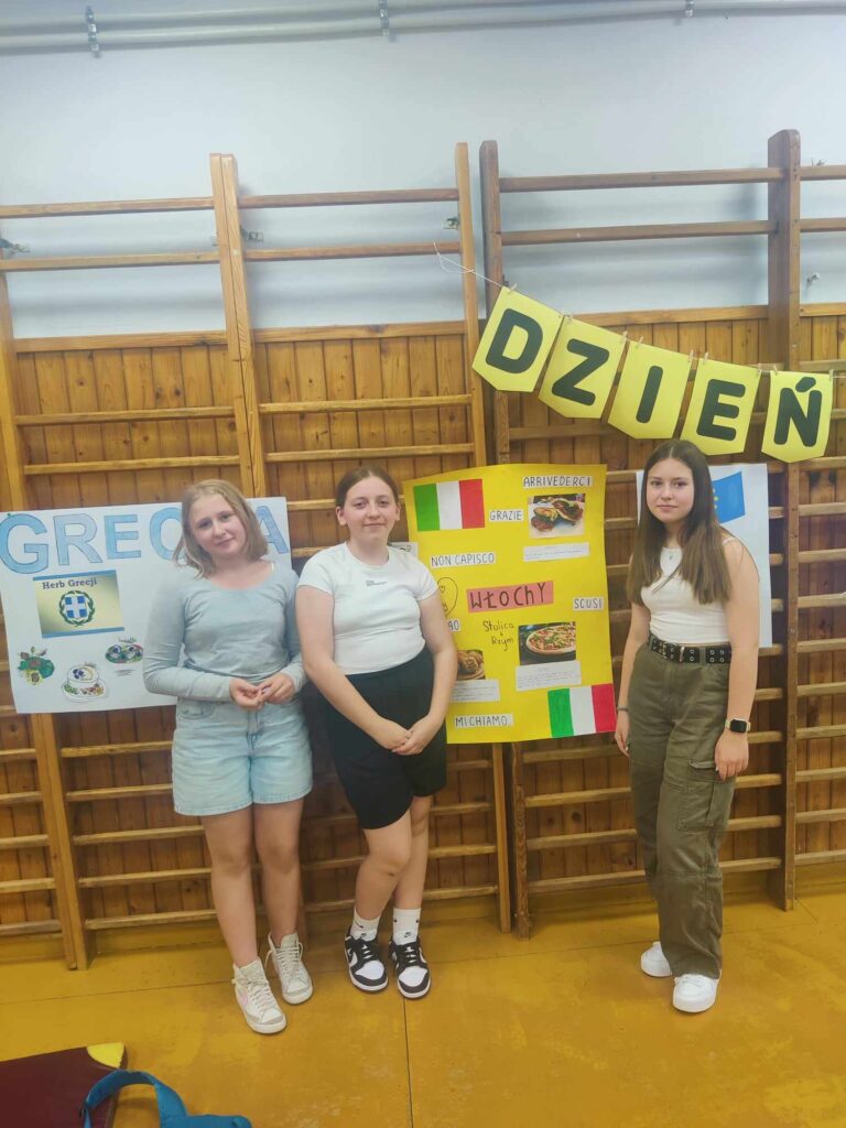 Uczennice klasy VI a prezentujące plakat na temat Włoch. 
