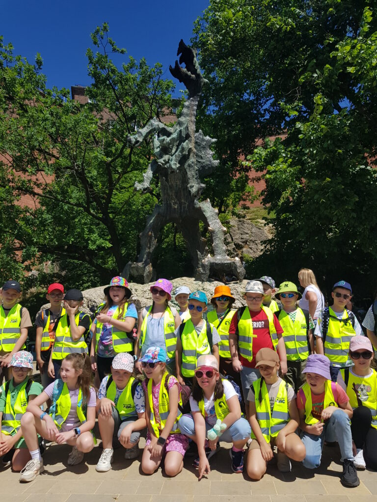 Uczestnicy wycieczki przy Smoku Wawelskim.