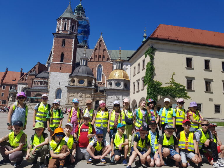 Uczniowie kl. IIa i IIIab przed Katedra Wawelską.