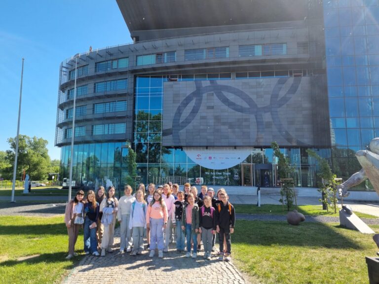 Uczestnicy wycieczki przed Centrum Olimpijskim w Warszawie