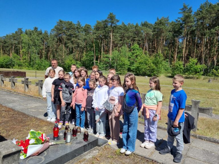 Uczniowie przed grobem Janusza Kusocińskiego