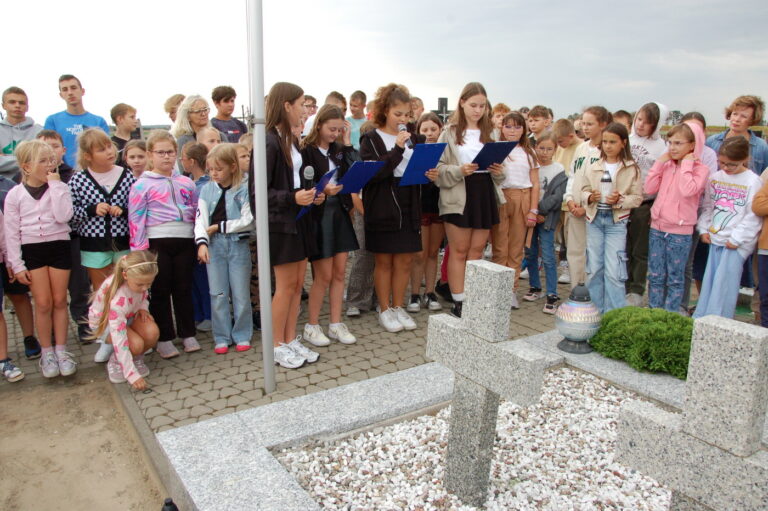 Uczennice klasy VIII odczytują informacje o wybuchu II wojny światowej i bitwy nad Bzurą.