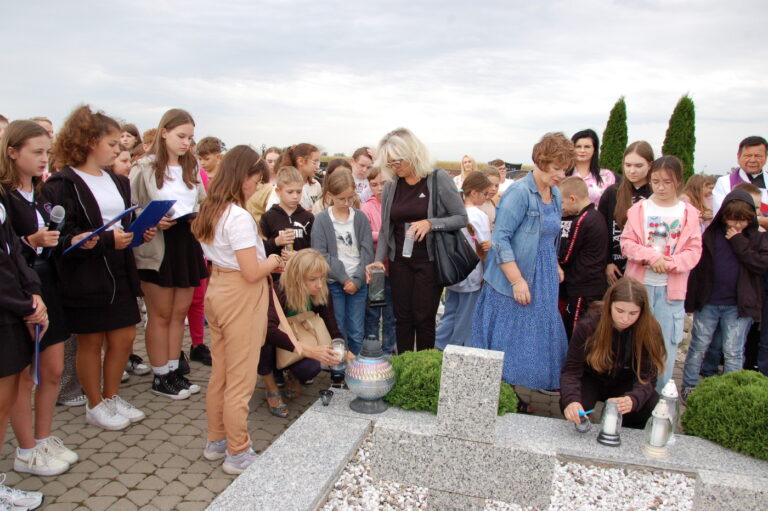 Przedstawiciele klas zapalają znicze