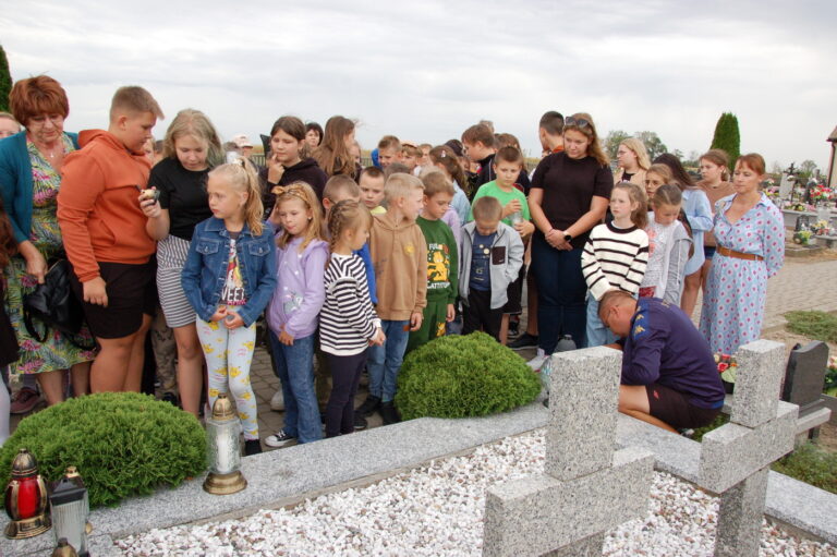 Przedstawiciele klas zapalają znicze.