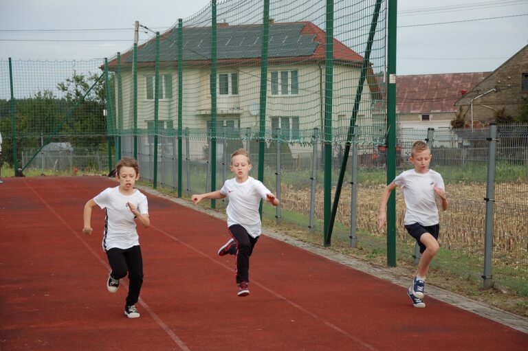 Uczniowie kl. IIIa i IVa w biegu