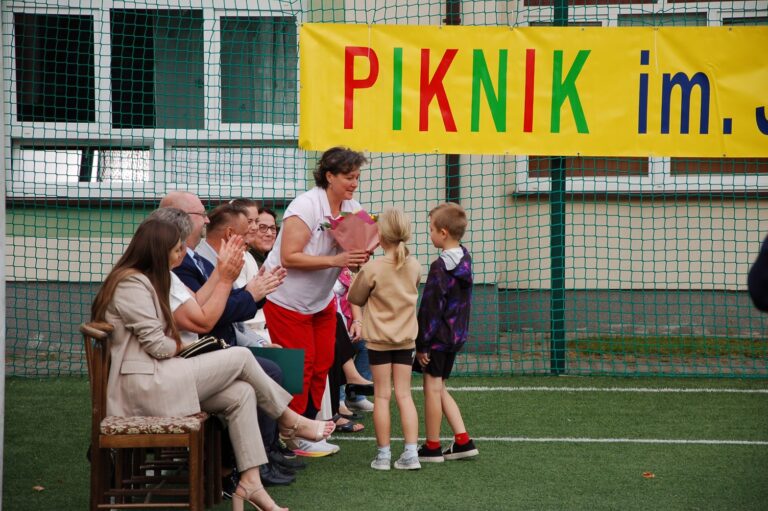 p. Katarzyna Deberny odbiera kwiaty od najmłodszych uczniów