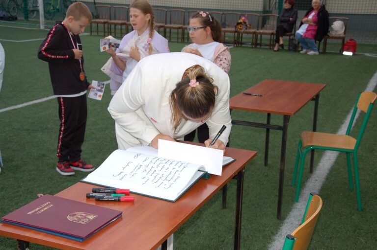 p. Dorota Borowska wpisuje się do kroniki szkoły