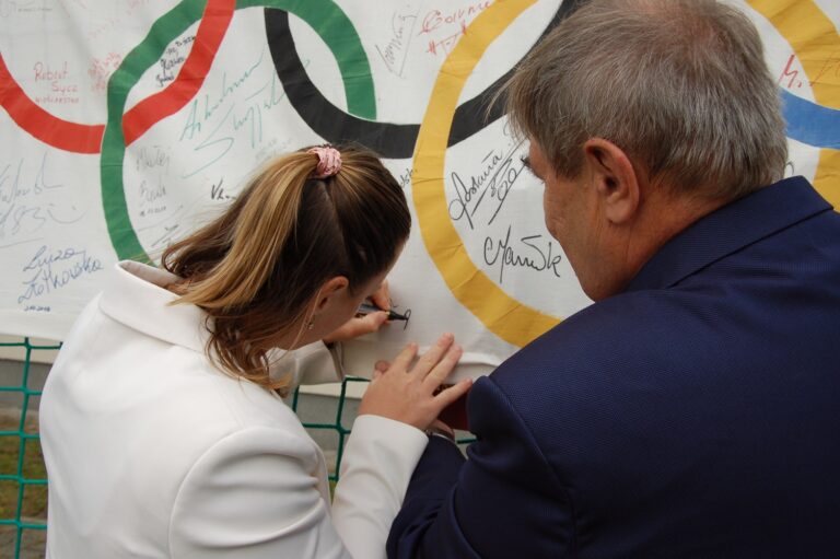 Dorota Borowska podpisuje się na fladze olimpijskiej