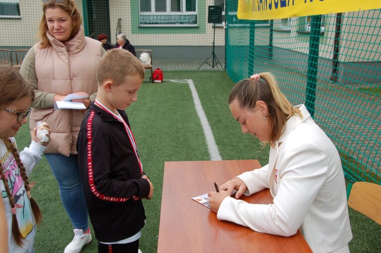 Uczniowie w kolejce po autograf