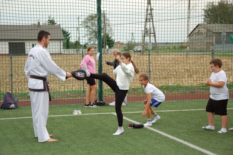 Uczennica kl. Va próbuje sił w Taekwondo