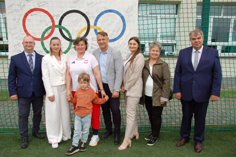 Pamiątkowe zdjęcie zaproszonych gości z olimpijkami