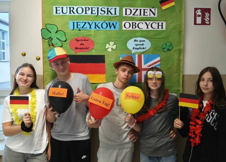 Uczniowie klasy VIII podczas obchodów Europejskiego Dnia Języków Obcych. 