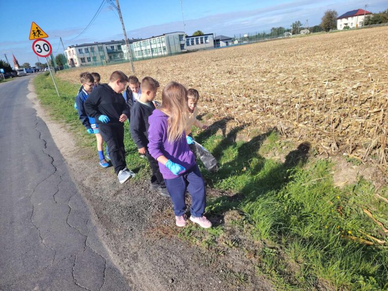 Sprzątanie okolic szkoły przez klasę III b